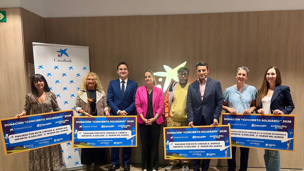 Cheques de donación de 9.000 euros cada uno entregados a ASEMCAN, La Cocina Económica, ASPACE y CanELA por la Fundación la Caixa y CaixaBank del concierto solidario Magdalena en Vivo 2026