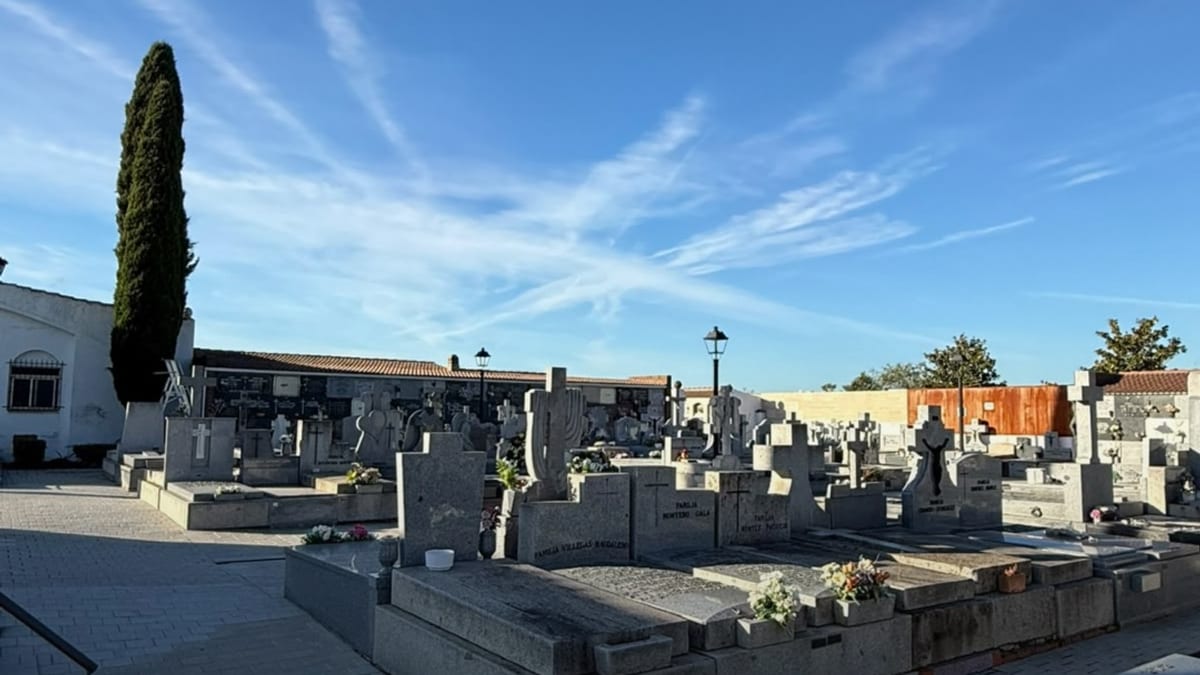 Cartel informativo del Ayuntamiento de Majadahonda sobre la ampliación del Cementerio Municipal con 104 fosas y 216 columbarios