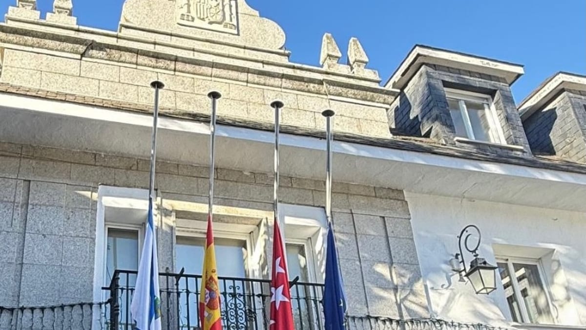 Bandera de Majadahonda izada a media asta en señal de luto oficial por el accidente ferroviario de Urda