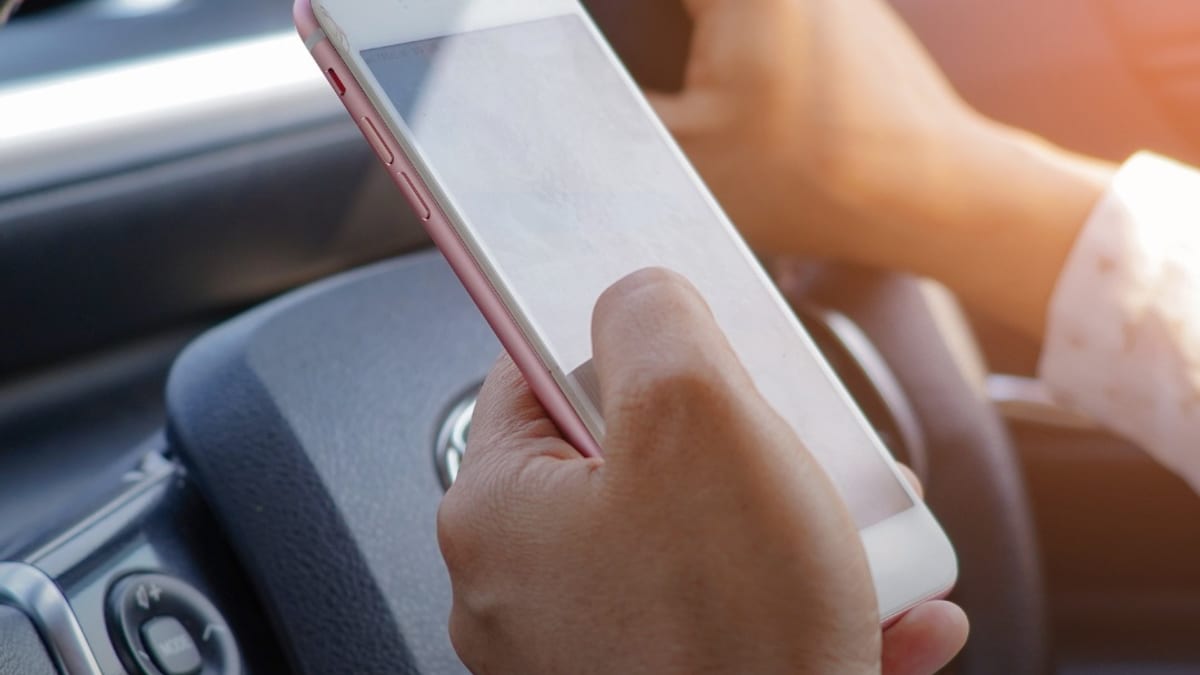 Cartel de la campaña de vigilancia contra las distracciones al volante del Ayuntamiento de Majadahonda