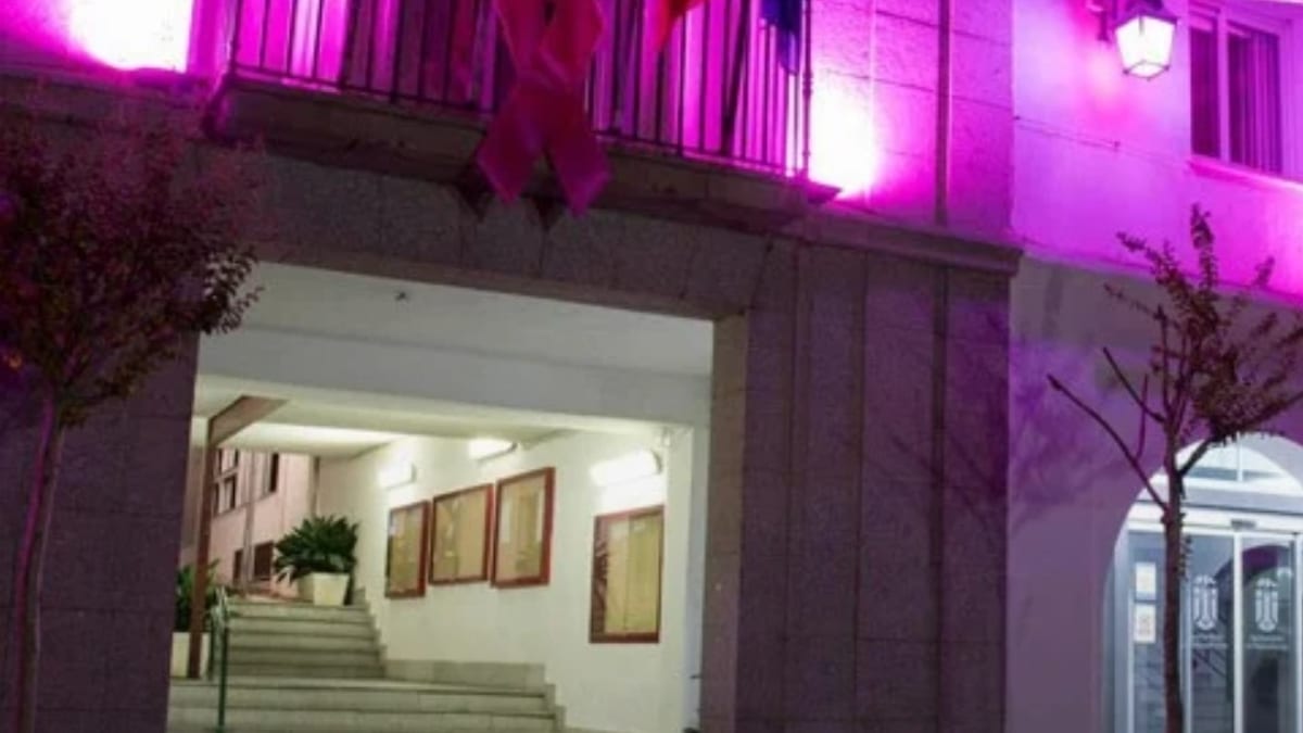Iluminación rosa del Ayuntamiento de Majadahonda por el Día Mundial contra el Cáncer de Mama