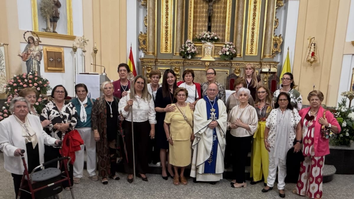 Miembros de la Hermandad de Nuestra Señora del Rosario posando en el interior de la iglesia de Santa Catalina durante la Misa Mayor en Majadahonda