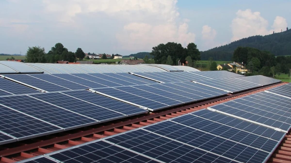 Paneles fotovoltaicos instalados en cubierta de edificio municipal de Majadahonda