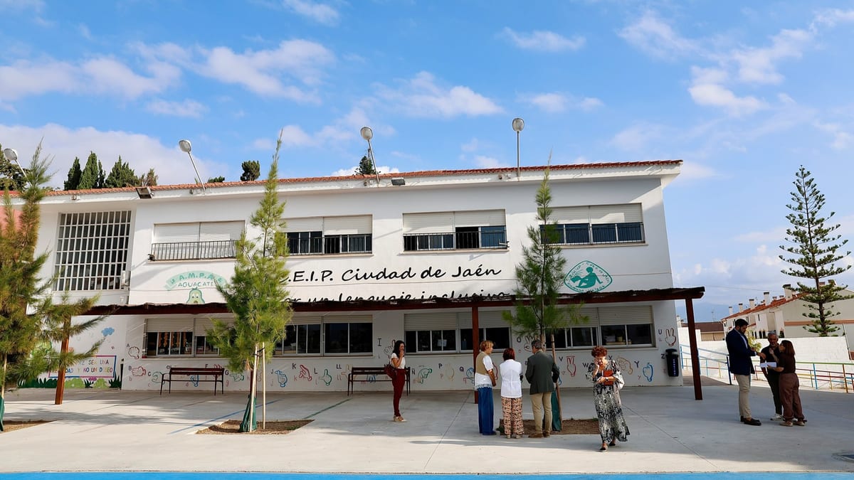 Acto conmemorativo del Día Internacional de la Niña en el colegio Ciudad de Jaén con concejales del Ayuntamiento de Málaga