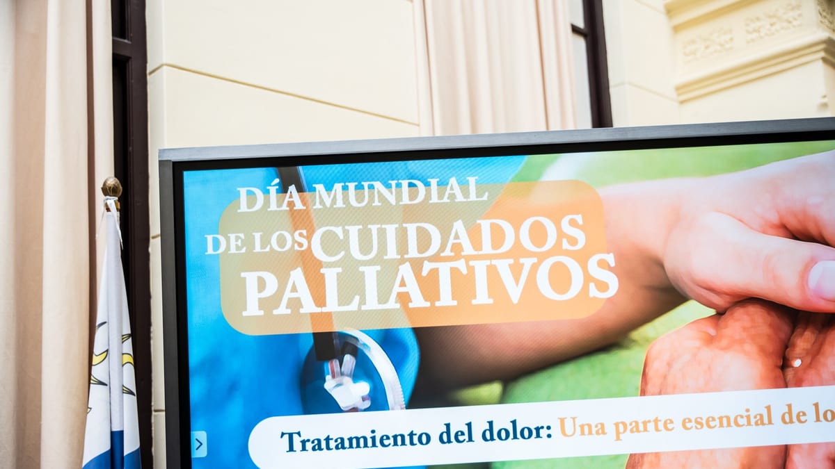 Acto de conmemoración del Día Mundial de los Cuidados Paliativos en el Patio de Banderas del Ayuntamiento de Málaga con representantes de Unidos Contra el Cáncer y el concejal de Derechos Sociales