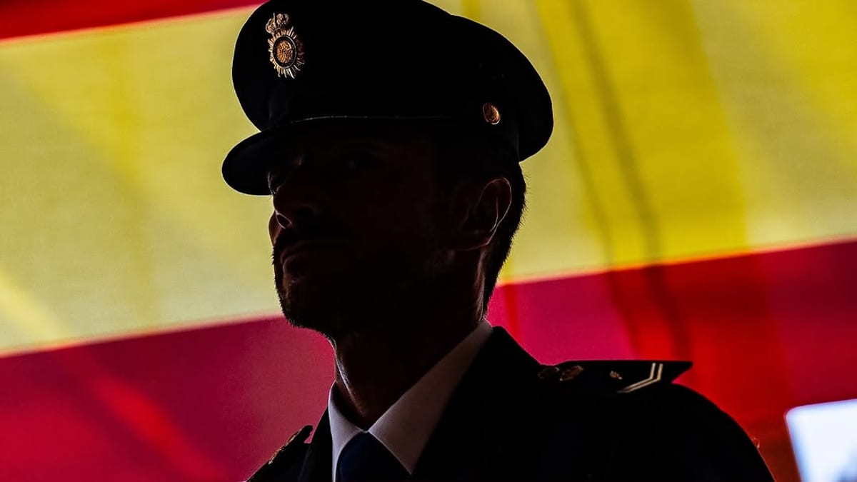 El alcalde Paco de la Torre junto a autoridades municipales y provinciales en el acto del Día de la Policía Nacional en FYCMA
