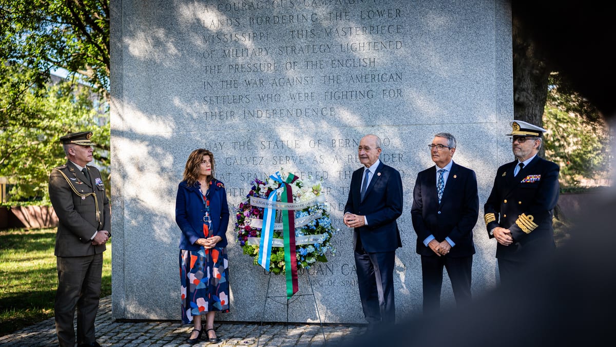 Ofrenda floral ante la estatua ecuestre de Bernardo de Gálvez en Washington con presencia del presidente de la Diputación de Málaga y el alcalde