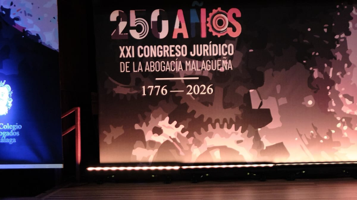 El alcalde de Málaga Paco de la Torre junto a la decana del Colegio de Abogados Flor Carrasco y el presidente del Consejo General de la Abogacía Española Salvador González en la inauguración del XXI Congreso Jurídico