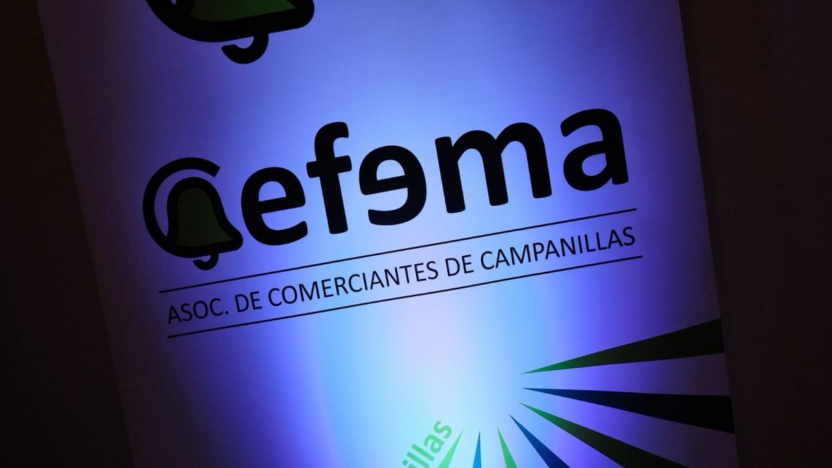 Presentación de la Asociación de Comerciantes y Empresas de Campanillas (CEFEMA) con el alcalde Paco de la Torre y los concejales de Comercio y Campanillas en el Centro Cultural Antonio Beltrán
