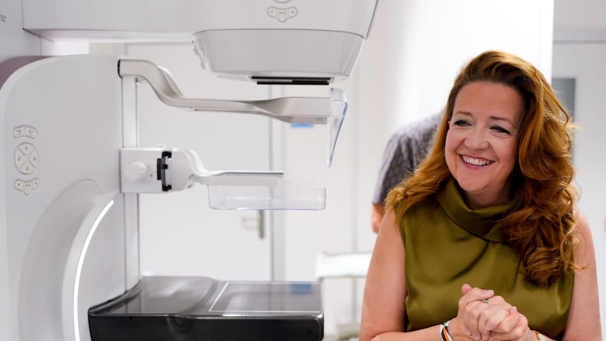 Consejera Fátima Matuute en la Unidad de Mama del Hospital 12 de Octubre durante la visita al programa de mamografías de la Comunidad de Madrid