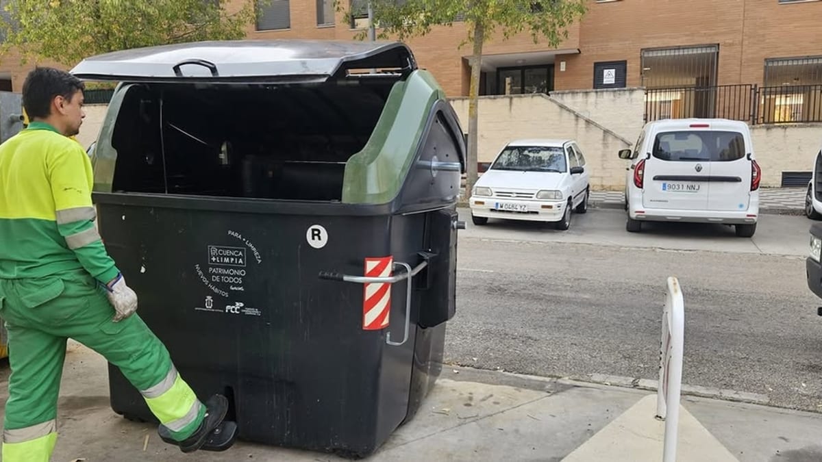 Contenedor de basura en mantenimiento por el Servicio Municipal de Limpieza del Ayuntamiento de Cuenca