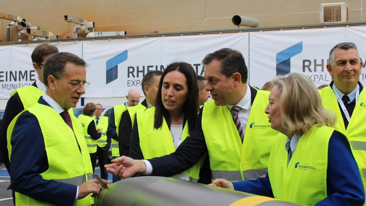 Manuel Serrano y Lucrecia Rodríguez de Vera en la presentación de la nueva línea de producción de Rheinmetall Expal Munitions en el Parque Aeronáutico de Albacete