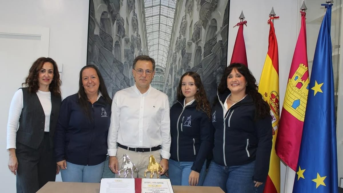 Manuel Serrano, alcalde de Albacete, con la concejala portavoz Rosa González de la Aleja y la amazona Laura Sánchez en un acto de reconocimiento municipal