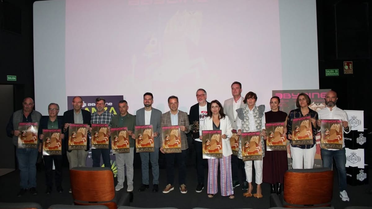 Manuel Serrano junto a representantes de Abycine en acto de renovación del compromiso municipal con el festival