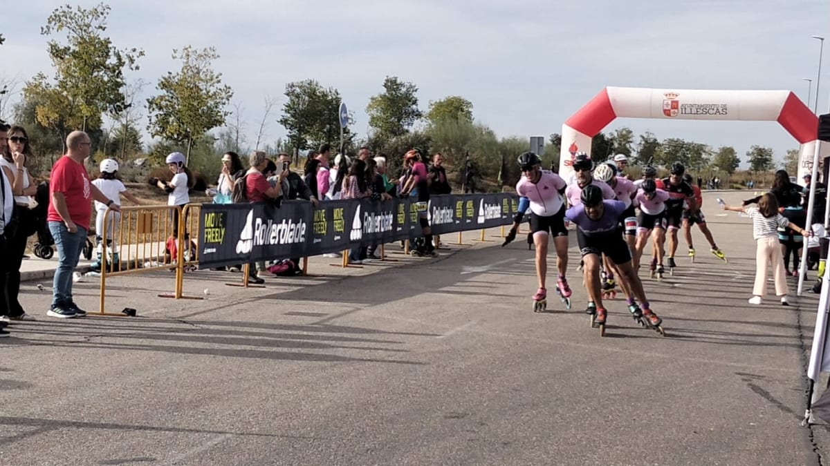 Competidores de patinaje en línea durante el maratón organizado por Illescas Patina, con podiums y público en Illescas