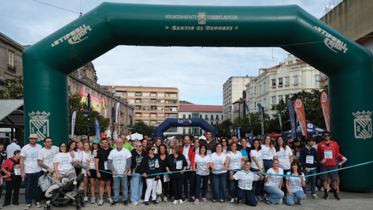 Participantes en la marcha de AMAT en Cantabria, con representantes del Gobierno