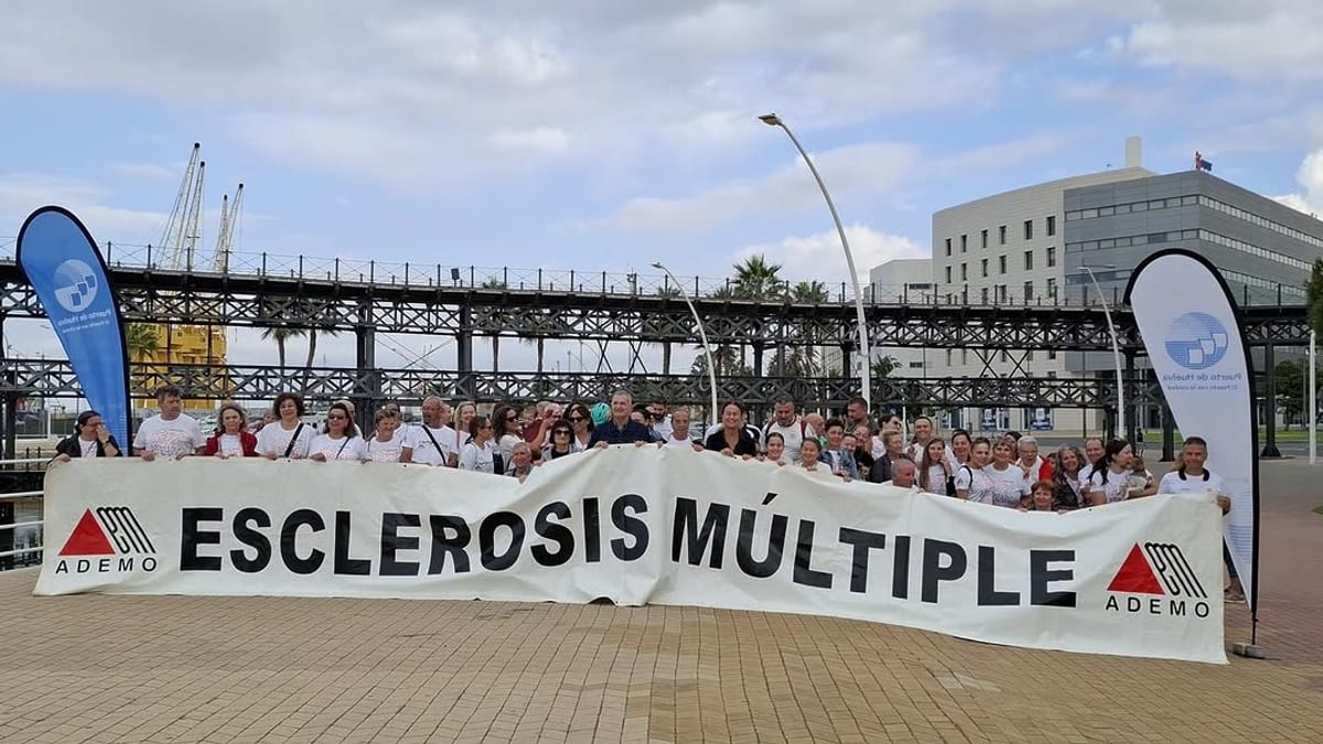 Participantes en la marcha 'CaminEMos por la Esclerosis Múltiple' en Huelva, recorriendo desde el Muelle del Tinto hacia el Monumento a Colón