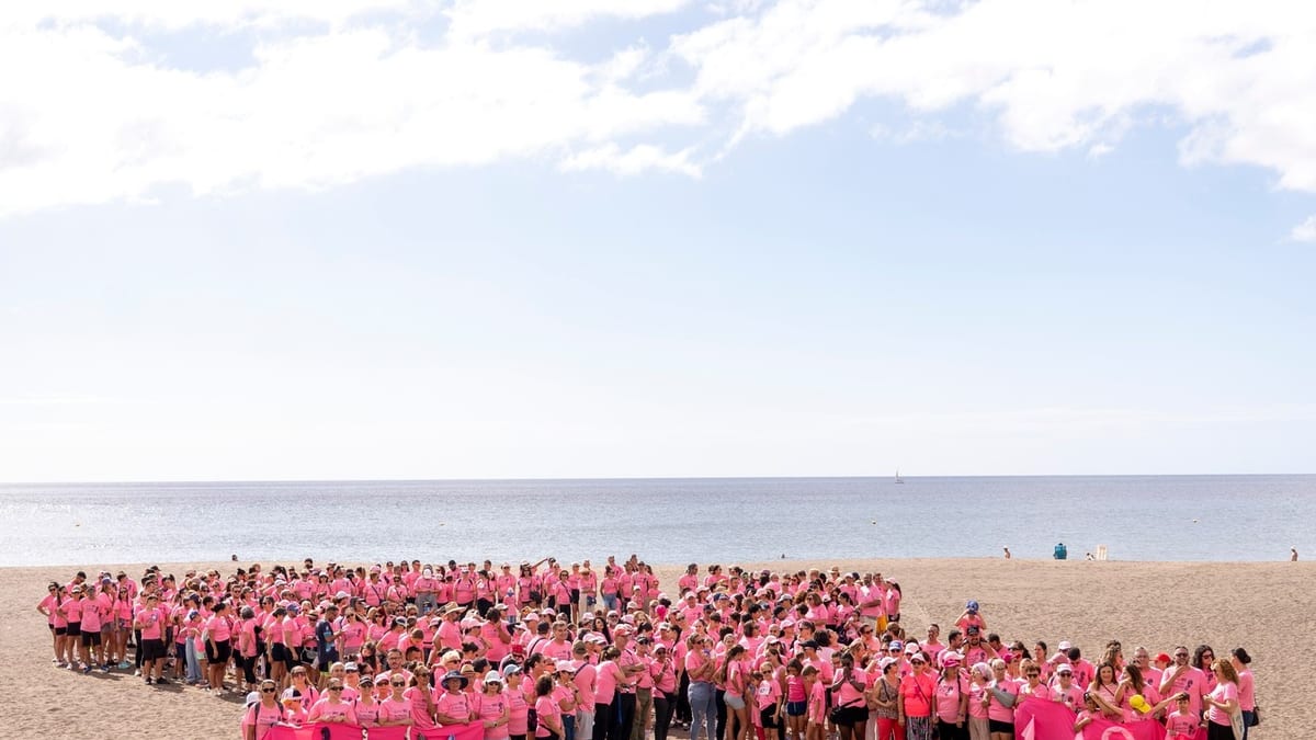 Participantes en la marcha solidaria contra el cáncer de mama en Gran Tarajal, Fuerteventura