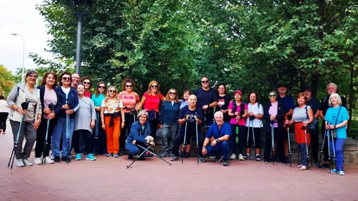 Participantes en la marcha nórdica del programa Sanfer Andando en San Fernando de Henares con el concejal de Sanidad