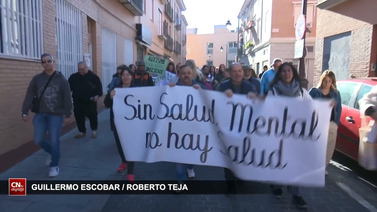 Manifestación por la salud mental en la Plaza de la Constitución de San Sebastián de los Reyes con asistentes recorriendo las calles