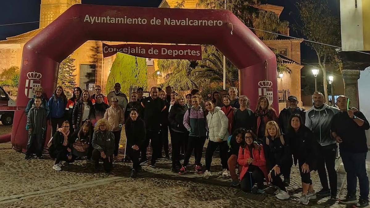 Participantes de la marcha senderista Luna de Otoño de Navalcarnero durante el recorrido nocturno de 10 kilómetros
