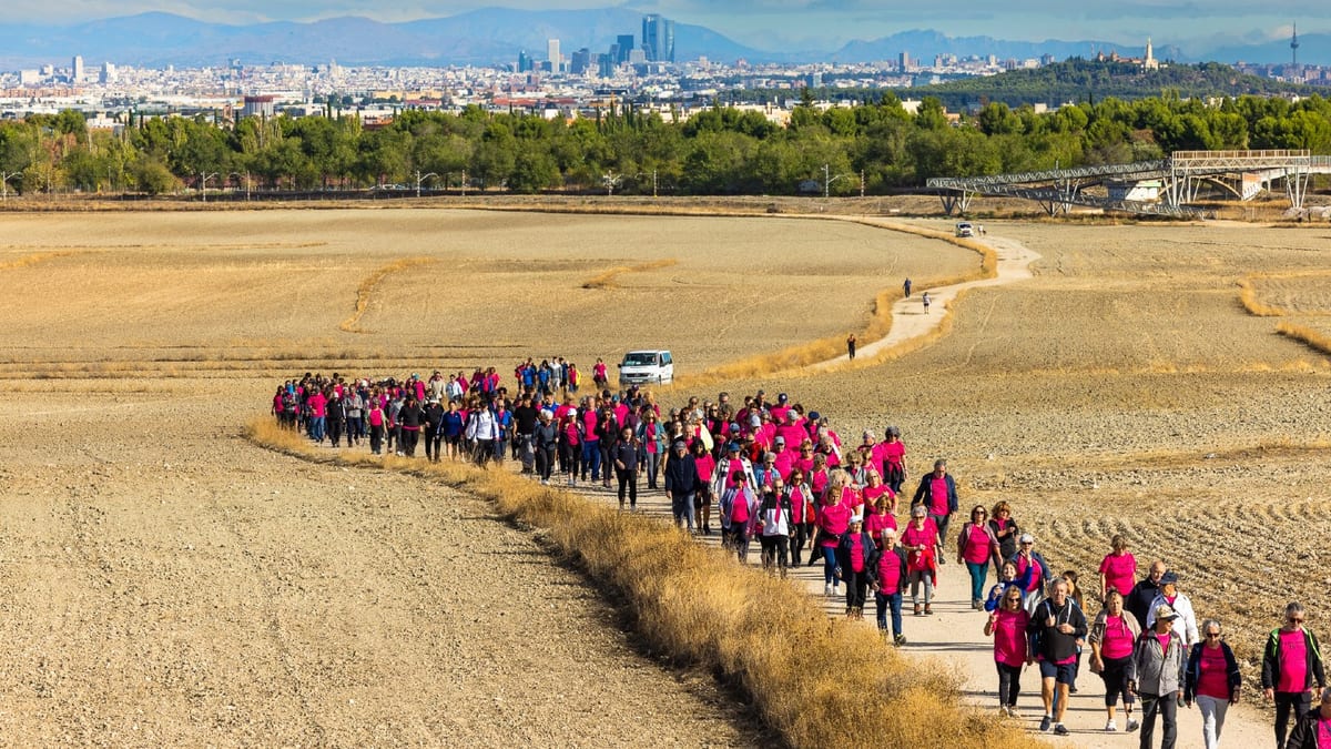 Participantes en la Marcha Solidaria de Pinto y Valdemoro, recorrido de 7 kilómetros para el Mes del Mayor