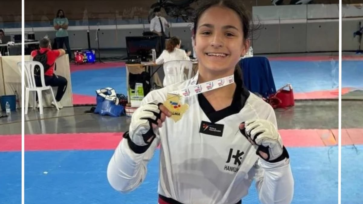 María de Castro Vallecillo, taekwondista de Navalcarnero, sosteniendo la medalla de oro del Open Ciutat de Mallorca en categoría cadete -51 kg