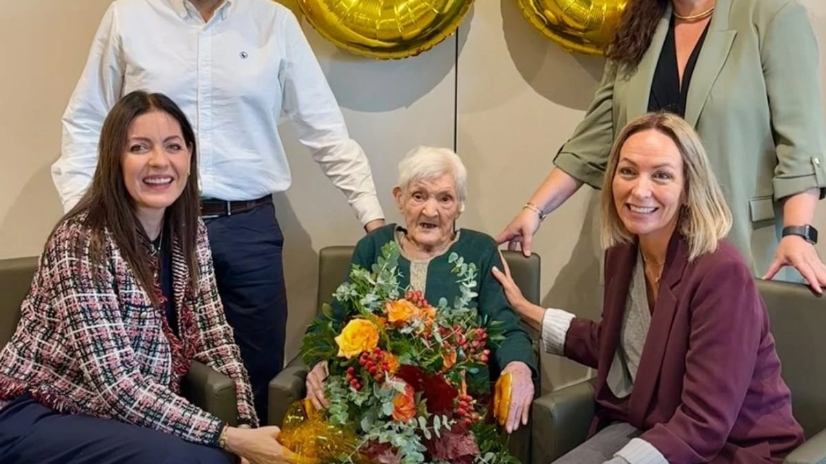 La alcaldesa de Majadahonda felicita en persona a María, una vecina que cumple 100 años, con un ramo de flores