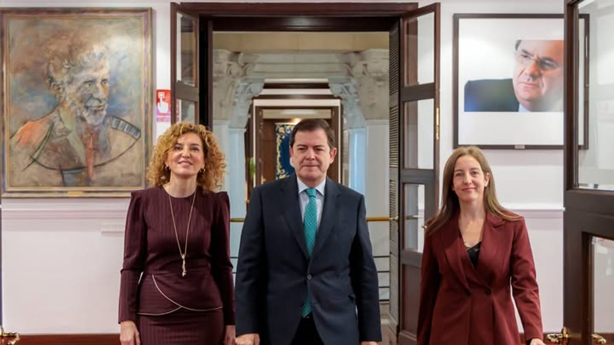 Alfonso Fernández Mañueco y María del Valle Ares en un pasillo institucional de la Junta de Castilla y León