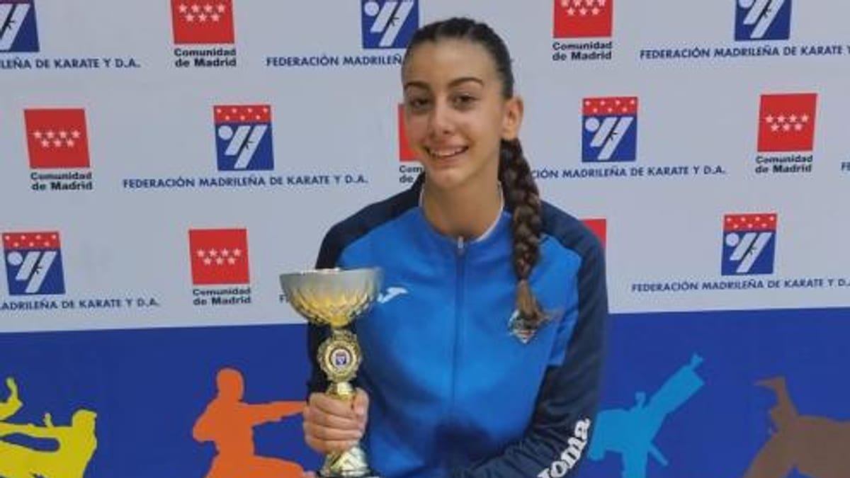 María Lozano, campeona de Madrid de karate junior en kumite, sosteniendo su medalla y trofeo del campeonato regional