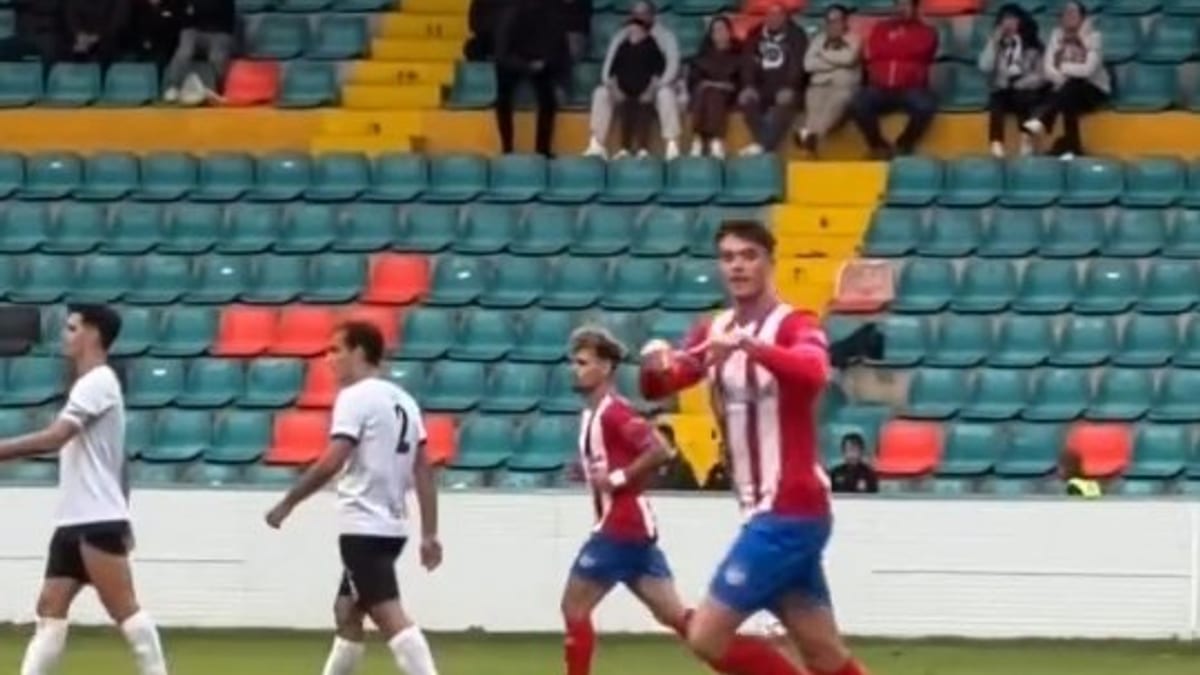 Mario Sánchez celebra el gol del 1-1 marcado en el minuto 90 en el encuentro entre Salamanca y Navalcarnero