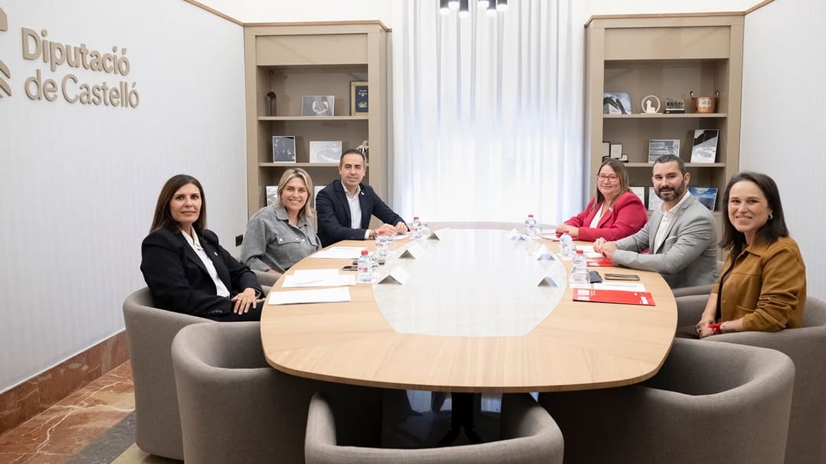 Marta Barrachina, presidenta de la Diputación de Castellón, junto a los vicepresidentes María Ángeles Pallarés y Héctor Folgado en reunión con grupos de la oposición