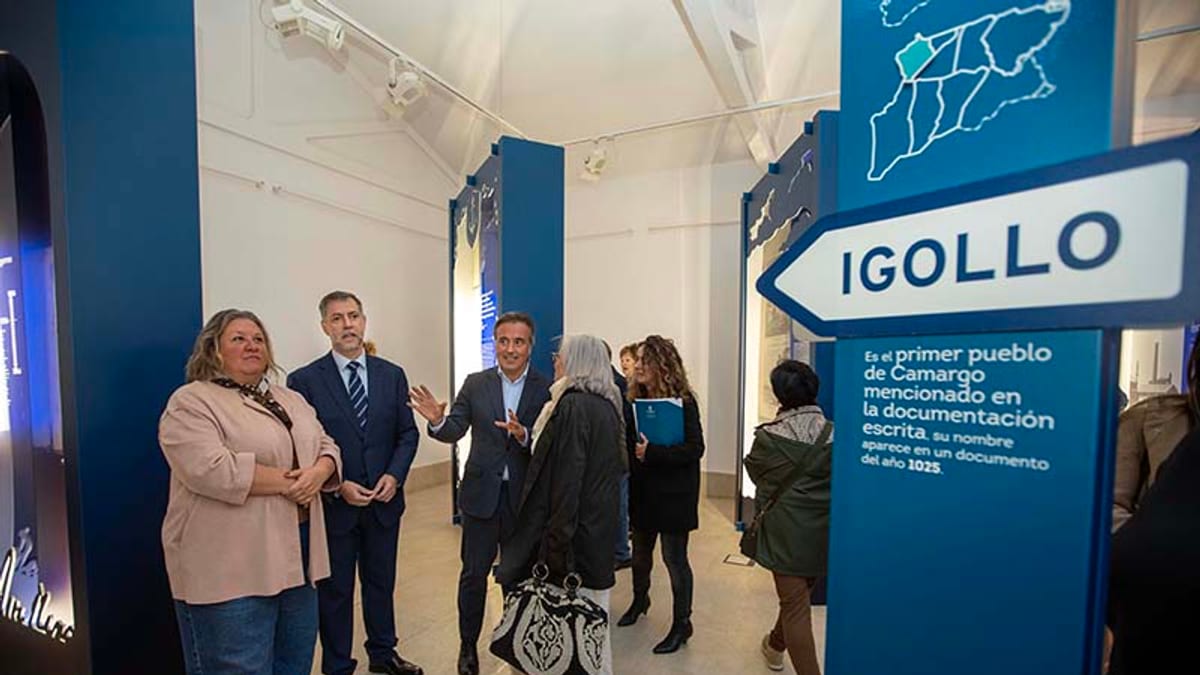 El consejero de Cultura Martínez Abad recorre la exposición Camargo Milenario en el Centro Cultural La Vidriera