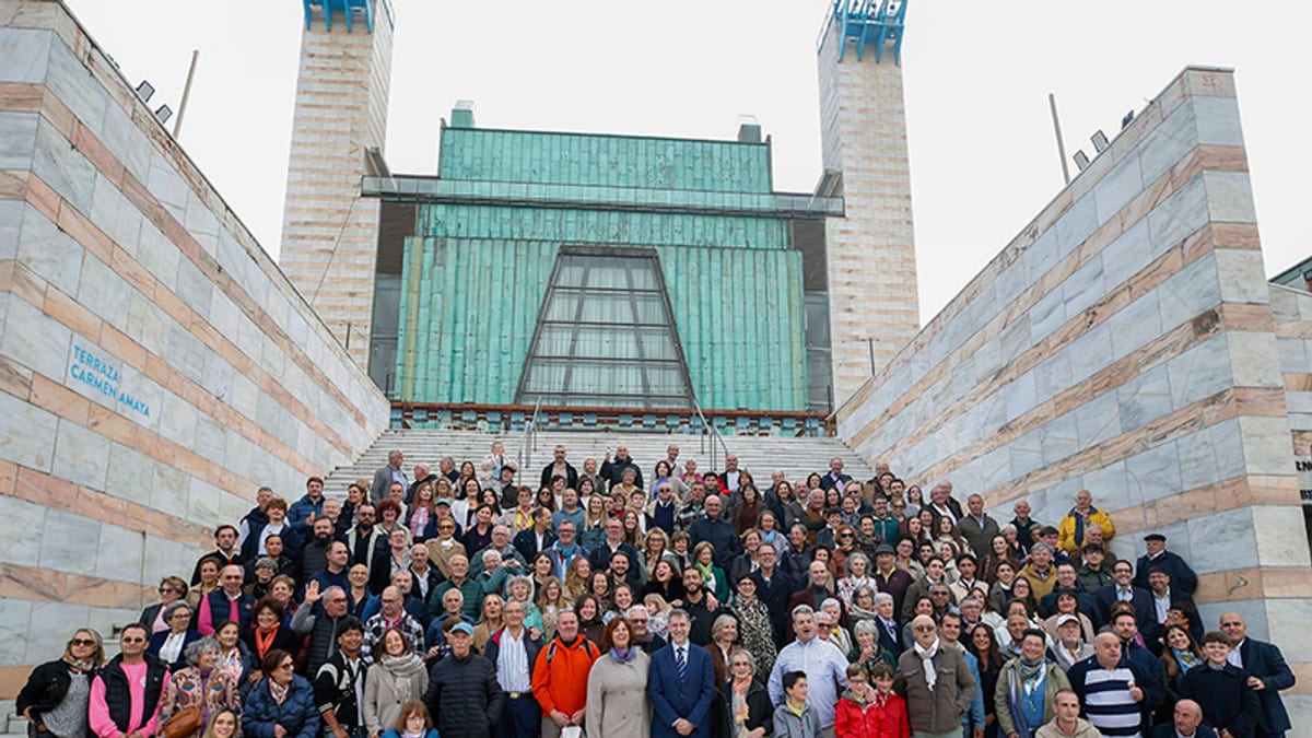 Asistentes a la proyección de 'La patria de los heladeros' en el Palacio de Festivales de Cantabria posando para una fotografía grupal frente al edificio