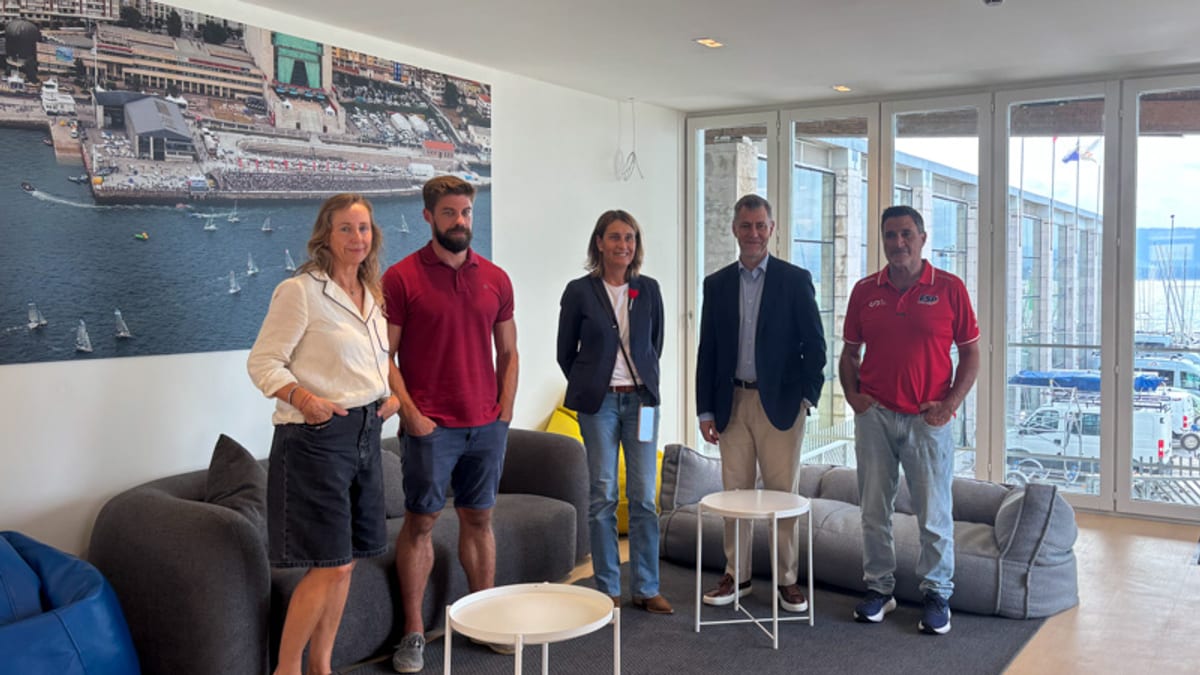 El consejero Martín Martínez Abad durante la visita a las obras de acondicionamiento de la residencia del CEAR de Vela en Santander