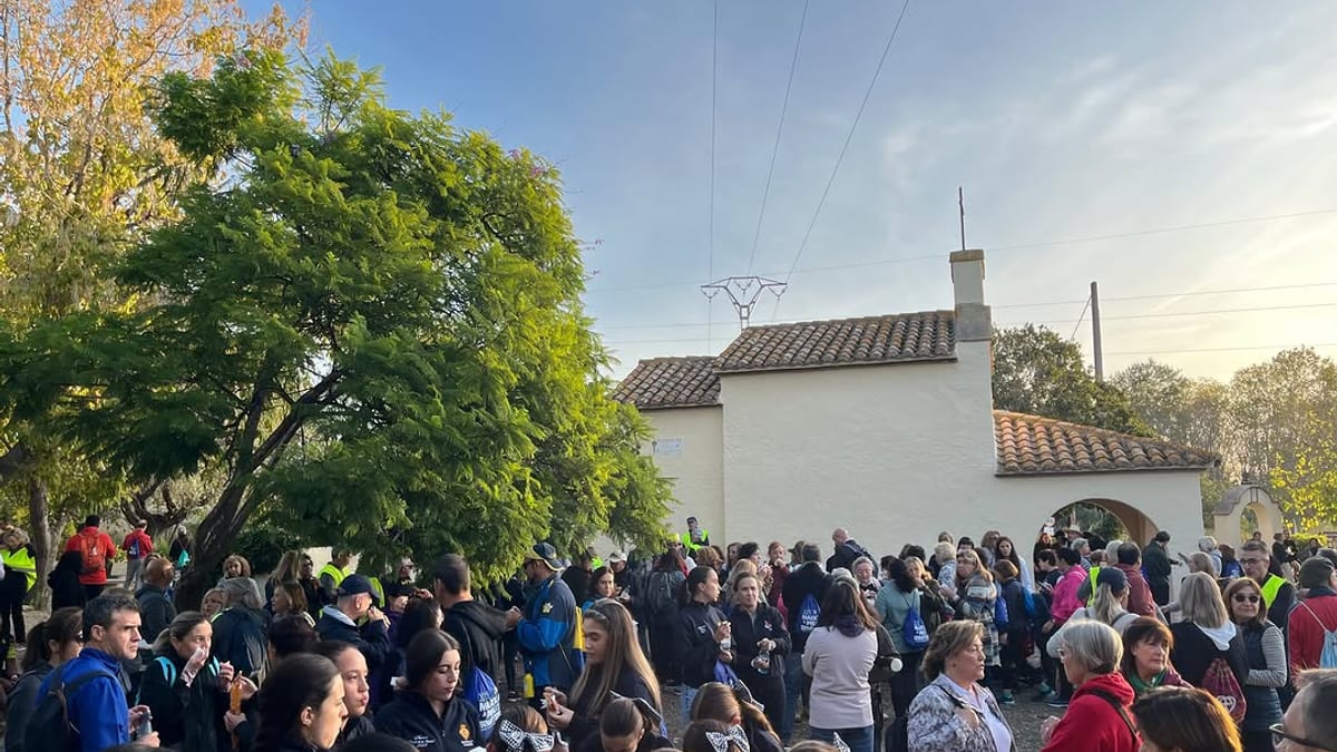 Participantes en la XX Marxa a peu per les Ermites en Castellón durante el recorrido por el patrimonio local