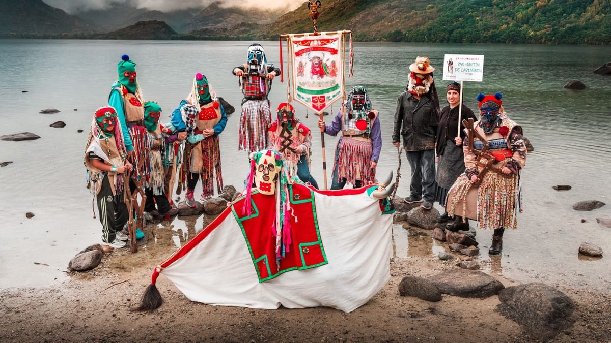 Grupo de participantes en traje tradicional de mascaradas en el III Encuentro de Exaltación de Zamora, Lago de Sanabria