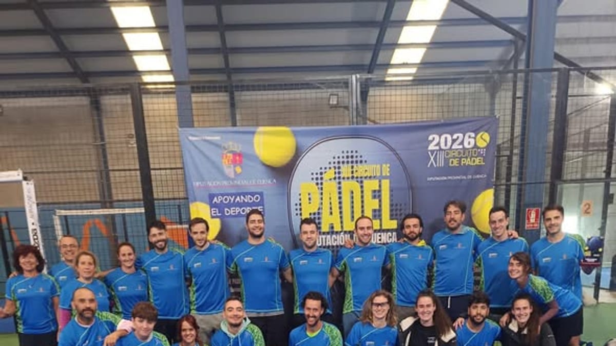 Momento de la entrega de trofeos del Máster Final del XIII Circuito de Pádel Diputación de Cuenca con participantes y autoridades