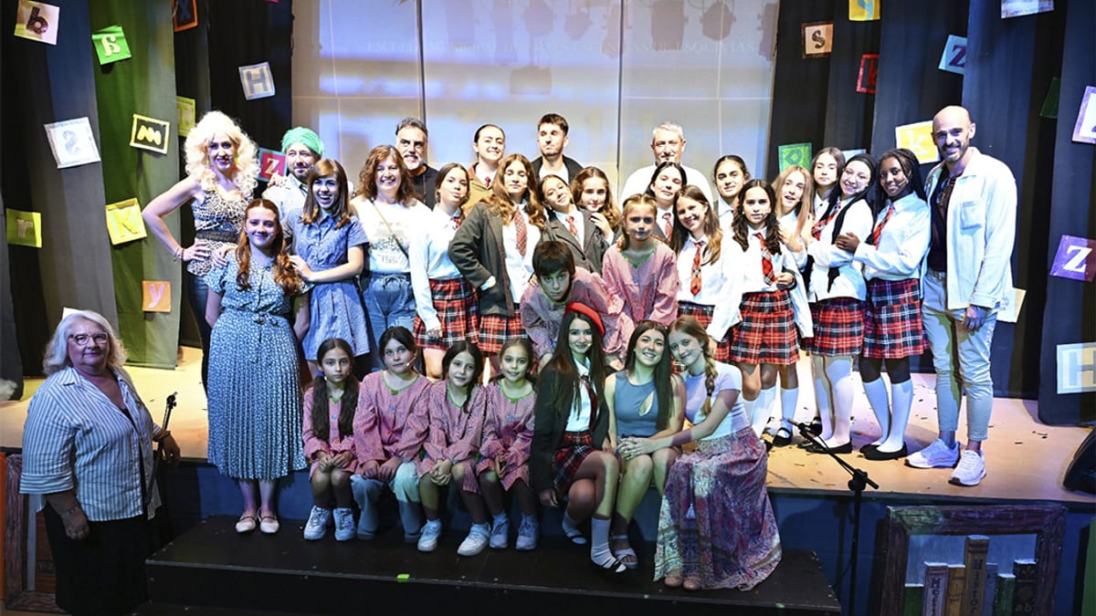 Grupo de jóvenes artistas de la Escuela Infantil de Artes Escénicas de Esquivias en el escenario del Centro Cultural Pablo Neruda de Seseña durante la representación de Matilda, el Musical