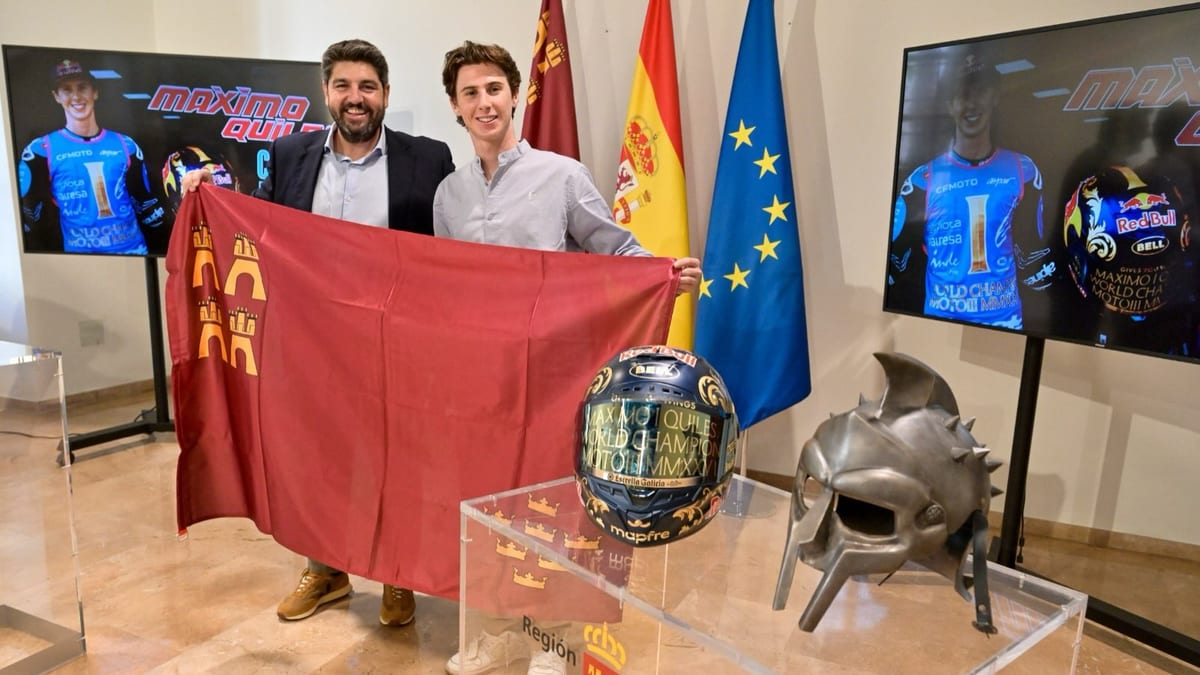 Máximo Quiles, campeón mundial de motocross, en podio con su trofeo mundial y referencias a la Región de Murcia