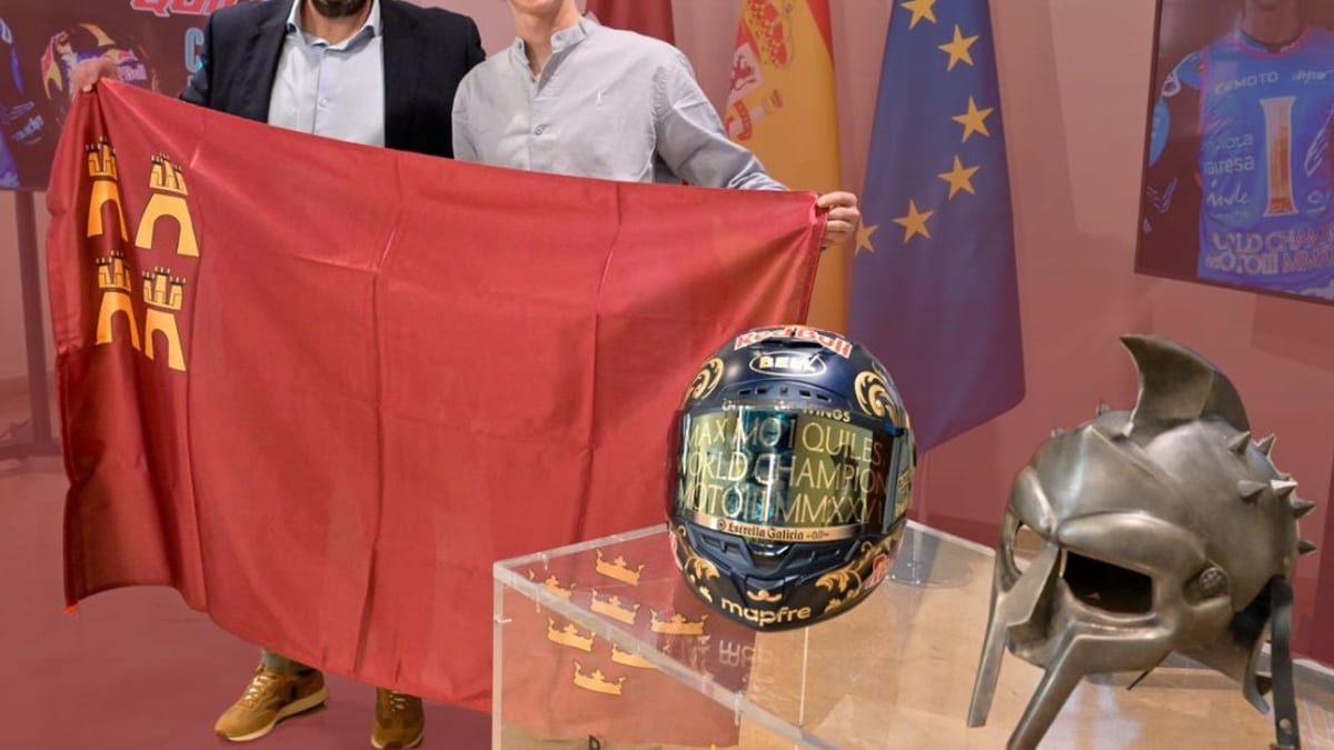 Máximo Quiles, campeón del mundo de Moto3, con el logo de la Región de Murcia