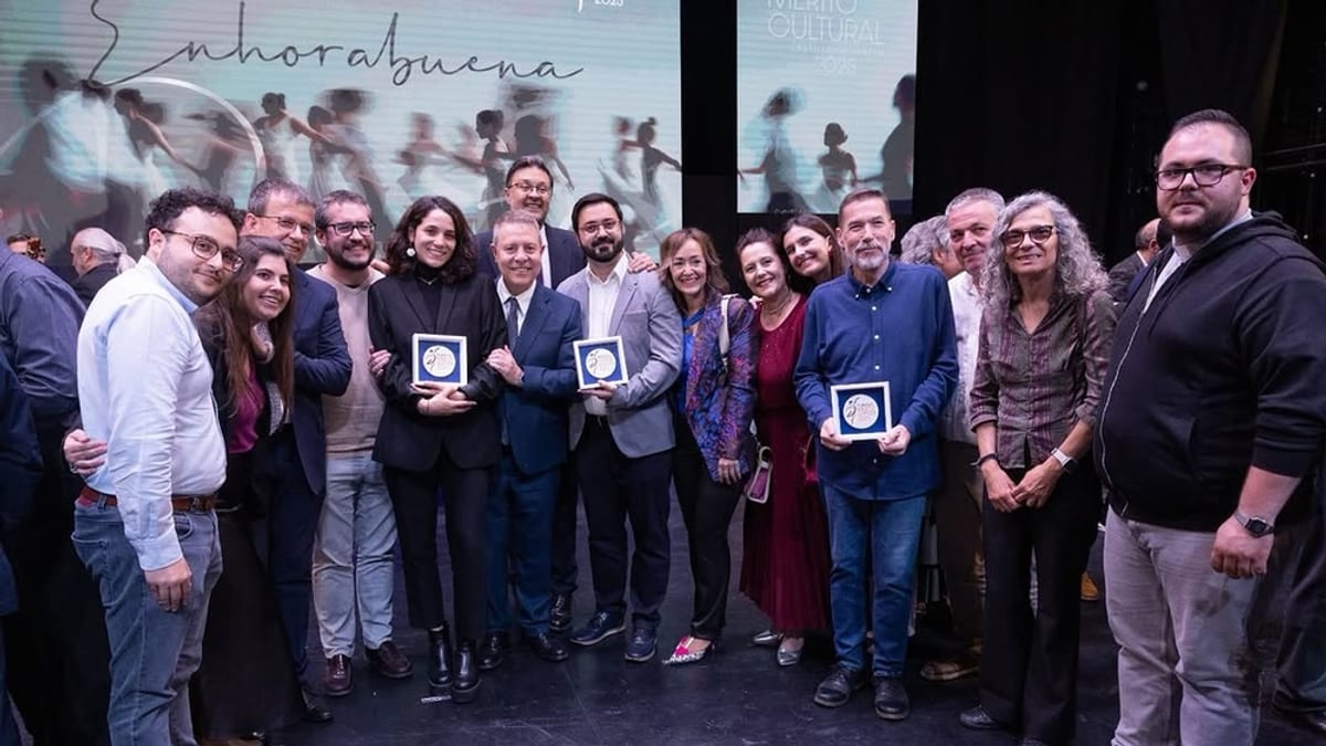 Saray Portillo, teniente alcalde de Cuenca, junto a los galardonados con las Medallas al Mérito Cultural de Castilla-La Mancha