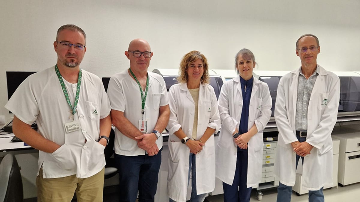 Profesionales de los hospitales Virgen de las Nieves y Clínico San Cecilio de Granada durante la investigación de tumor óseo