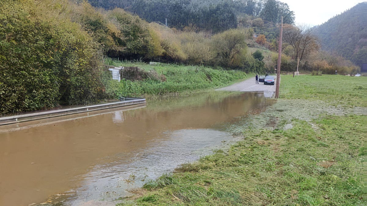 Carretera CA-700 entre Riocorvo y Viérnoles donde se mejorará el sistema de drenaje