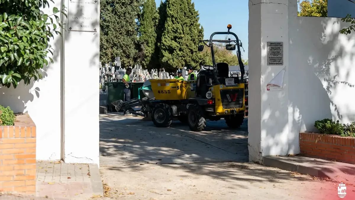 Trabajos de mejora en el cementerio de la calle Nazario Calonge de San Fernando de Henares, con reparaciones y jardineras