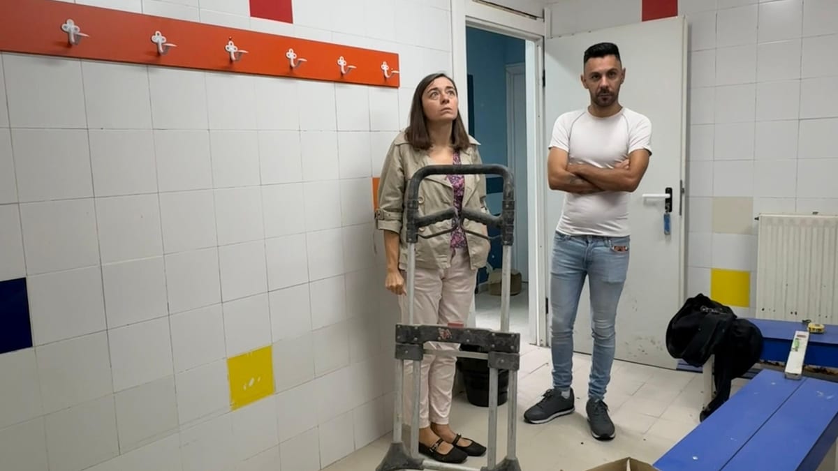 Alcaldesa y concejal de Deportes revisan las obras de mejora en los vestuarios del campo de fútbol de Peñuelas en Ciempozuelos