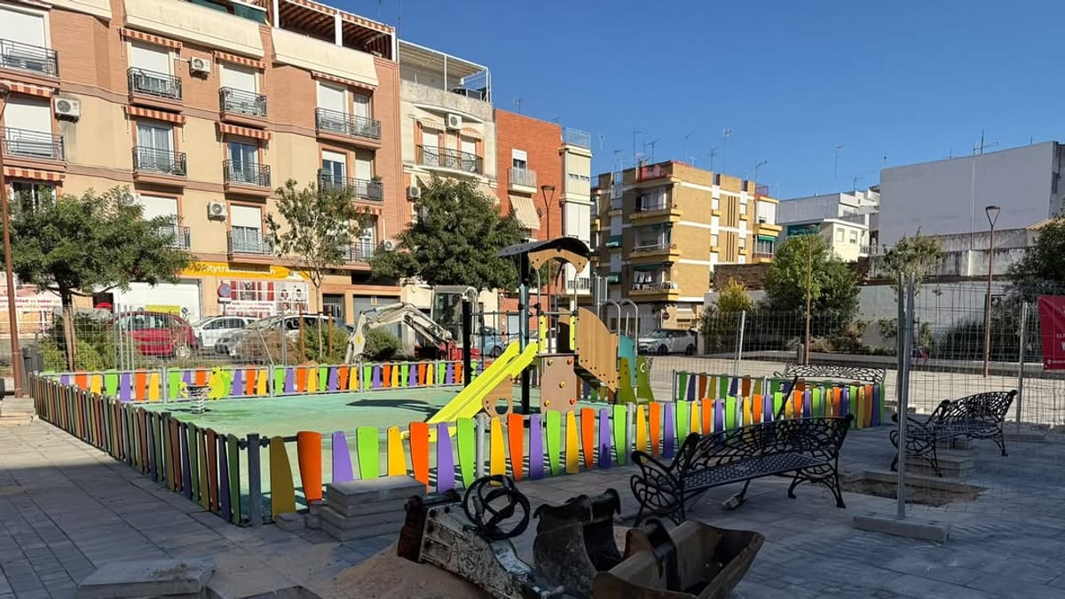 Trabajos de instalación de toldos en el parque infantil de la Plaza de la Colombina en Isla Chica, Huelva