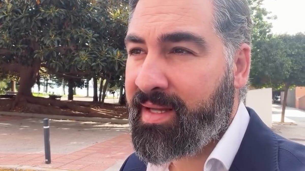 Instalaciones de la piscina de Astilleros en Cádiz durante trabajos de mejora