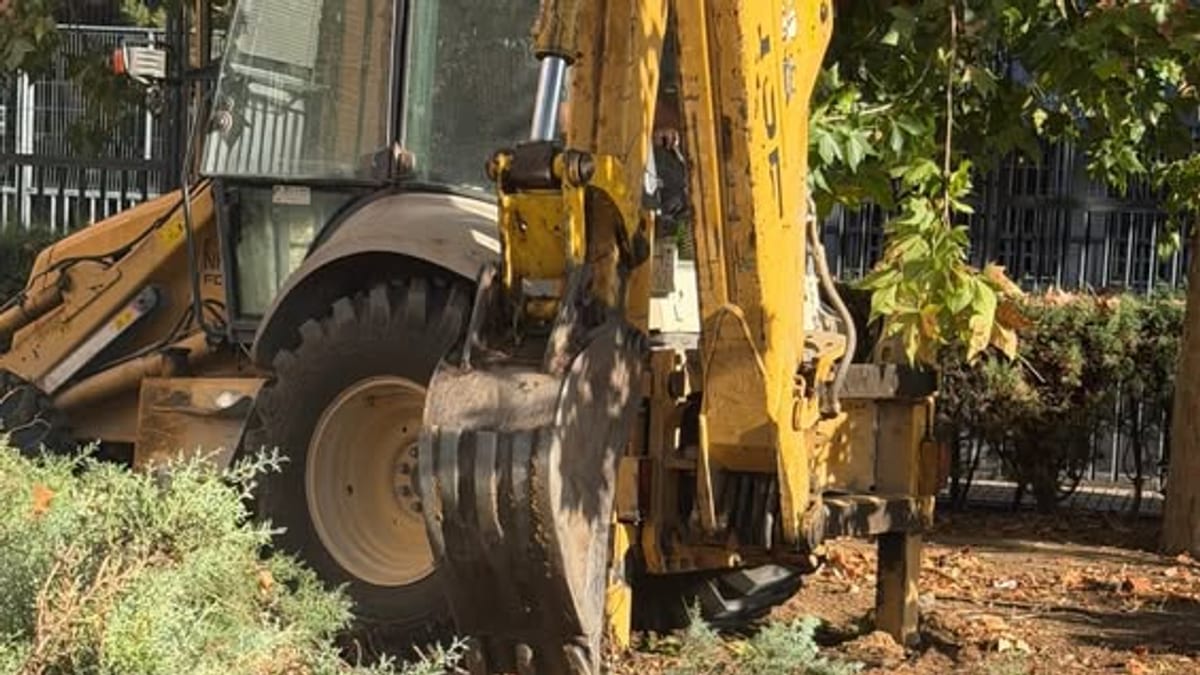 Trabajos de mejora y acondicionamiento en las zonas verdes del barrio Campohermoso en Humanes de Madrid