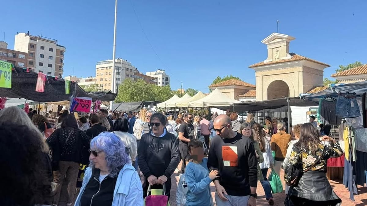 Visitantes en el mercadillo de Los Invasores de Albacete durante una edición anterior, con puestos comerciales al aire libre